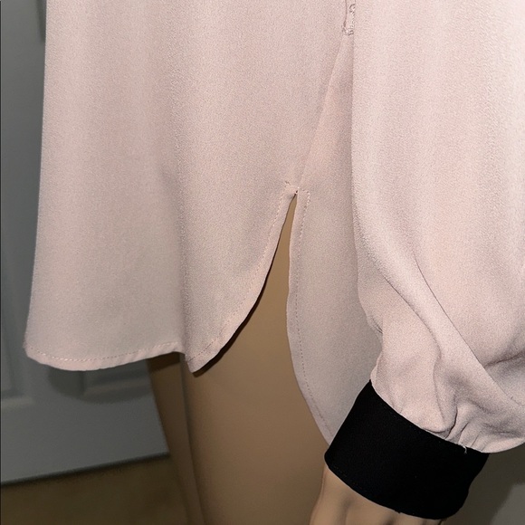 Elegant ANNE KLEIN Women's Blouse with Black Trim Size Medium. - Picture 6 of 16